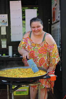 Andrea Primo an der Paella-Pfanne 