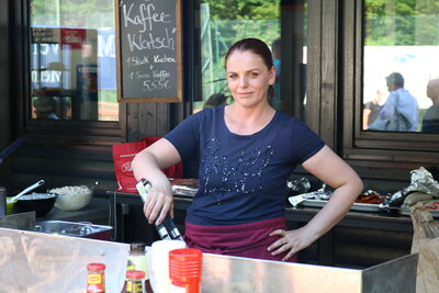 Sevdi beim Grillen 