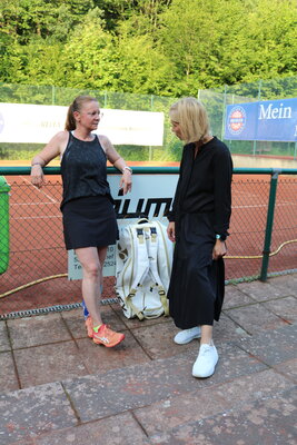 Women in black 