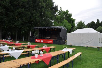 Vorschaubild: Festwiese mit Garderobenzelt