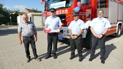 v.l.: Stv. Samtgemeindeb&uuml;rgermeister J&ouml;rg Minkley, Gemeindebrandmeister Maik Wermuth, Ortsbrandmeister Christoph Hasenfu&szlig; und Kreisbrandmeister Olaf Kapke bei der &Uuml;bergabe des Fahrzeuges 