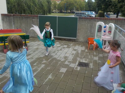 Vorschaubild: Unsere anmutigen Burgfräulein beim Tanzen.