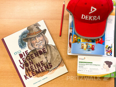 Jeder ABC-Sch&uuml;tze bekam unter anderem ein Buch &uuml;ber Heine Klemens von der Stadt &uuml;berreicht. Foto: Katja Zeiger  (Bild vergr&ouml;&szlig;ern)