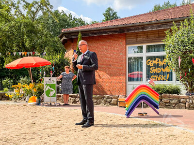 B&uuml;rgermeister Dr. Ronald Thiel bei der Einschulung in der Pritzwalker Herbert-Quandt-Schule. Foto: Katja Zeiger  (Bild vergr&ouml;&szlig;ern)