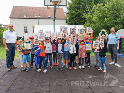 Klasse 1 b der Jahnschule beim Kennenlerntag im SOS-Beratungszentrum mit Lehrerin Ellen Jonsson. Foto: Beate Vogel  (Bild vergr&ouml;&szlig;ern)