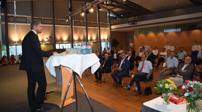 Vorschaubild: Auch Potsdam Oberbürgermeister Mike Schubert spricht Grußworte an die Preisträgerin.