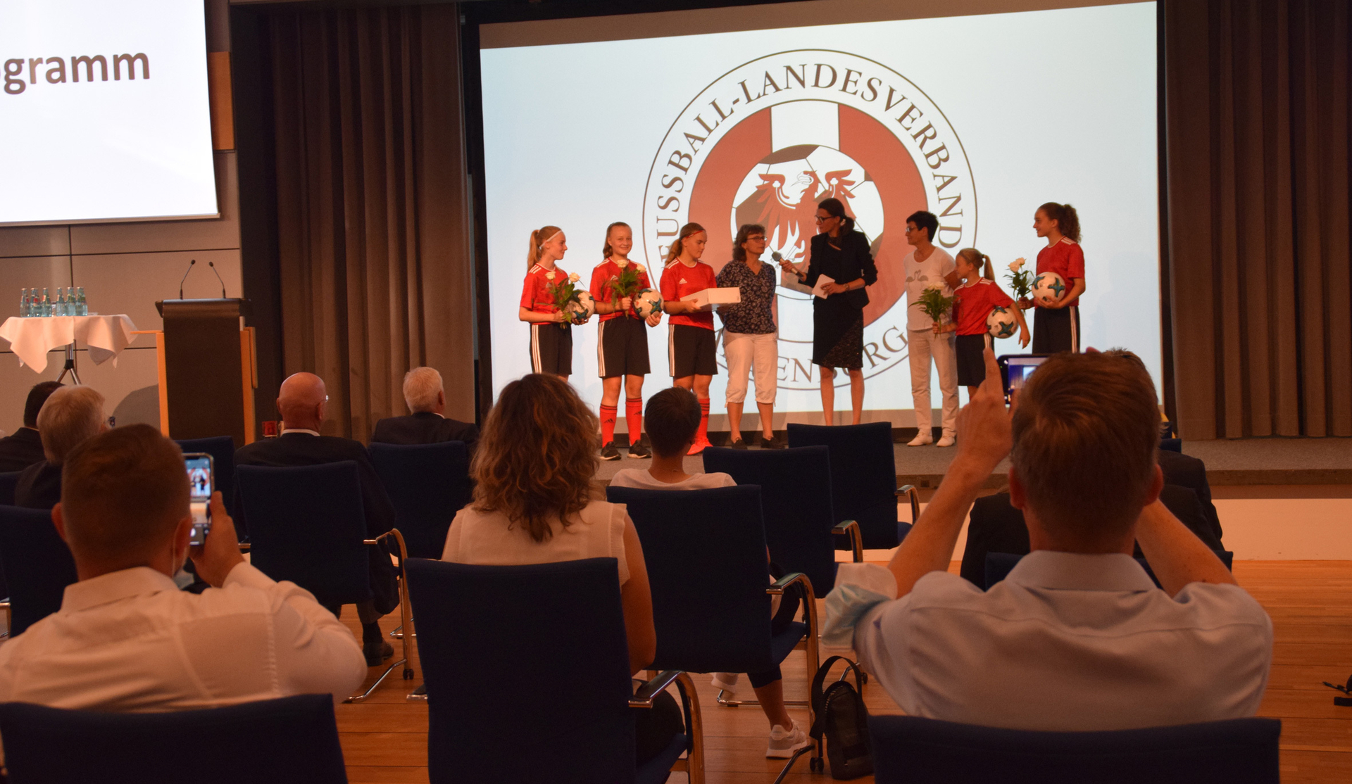 Bild: ... gemeinsam mit Spielerinnen der U12,