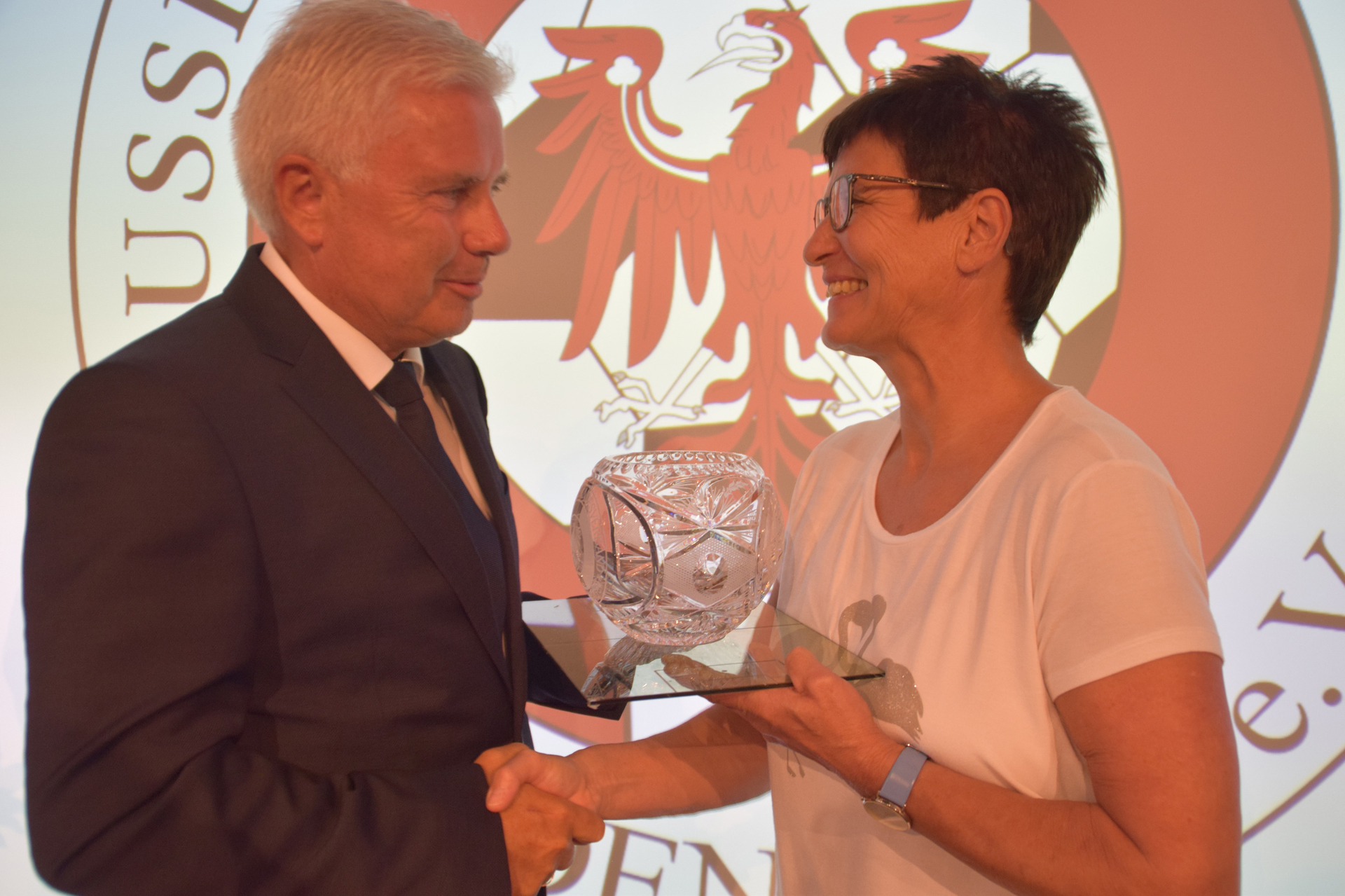 Bild: FLB-Präsident Jens Kaden überreicht den Kristallfußball.