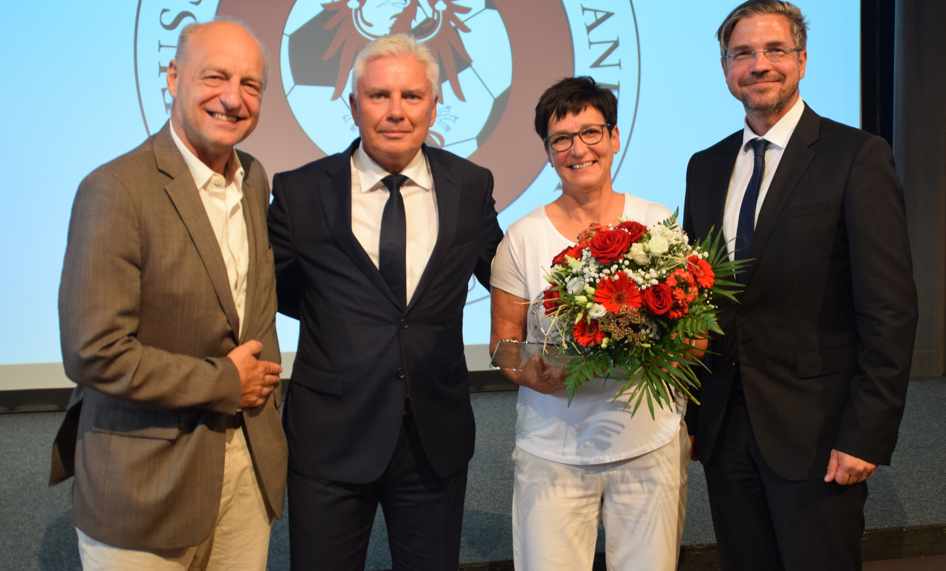 Bild: Dr. Andreas Höppner, FLB-Präsident Jens Kaden und Potsdams Oberbürgermeister Mike Schubert mit der Preisträgerin.