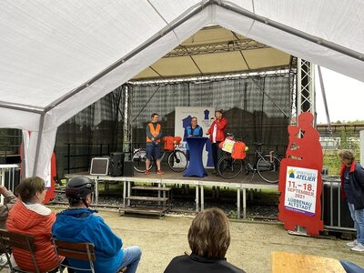 Um 9 Uhr am Morgen er&ouml;ffnete der Verwaltungschef der Kreisverwaltung gemeinsam mit dem B&uuml;rgermeister der Spreewaldstadt Helmut Wenzel die 24. Tour de OSL am Kulturzentrum GLEIS 3. (Foto Landkreis/Weser)  (Bild vergr&ouml;&szlig;ern)