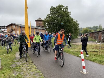 Start der 24. Tour de OSL am Kulturzentrum GLEIS 3 - Organisator Jens Bergmann f&uuml;hrt die Tour an. (Foto Landkreis/Weser)  (Bild vergr&ouml;&szlig;ern)