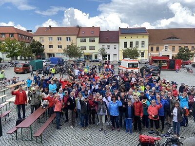 Mittagsrast bei der 24. &bdquo;Tour de OSL&ldquo; im Landkreis Oberspreewald-Lausitz auf dem Marktplatz in Calau. (Foto Landkreis/Weser)  (Bild vergr&ouml;&szlig;ern)