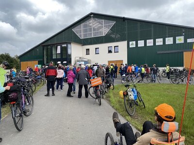 Interessante Details zur Kuhtierhaltung sowie frische Milch und Joghurt von der Milchviehanlage Sa&szlig;leben. (Foto Landkreis/Weser)  (Bild vergr&ouml;&szlig;ern)