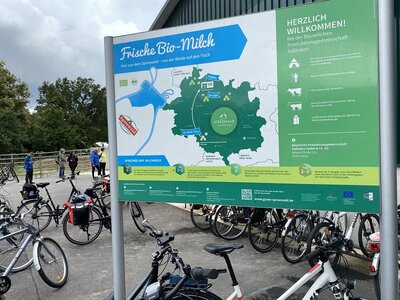 Interessante Details zur Kuhtierhaltung sowie frische Milch und Joghurt von der Milchviehanlage Sa&szlig;leben. (Foto Landkreis/Weser)  (Bild vergr&ouml;&szlig;ern)