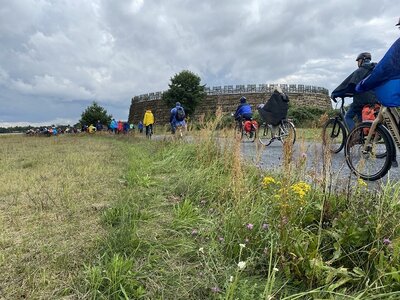 Ein Zwischenziel der Tour de OSL 2021 war die Slawenburg Raddusch (Foto Landkreis/Weser)  (Bild vergr&ouml;&szlig;ern)