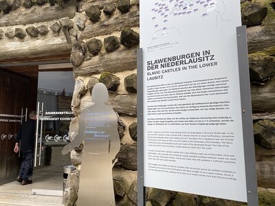 Viele nutzten die M&ouml;glichkeit f&uuml;r einen kleinen Einblick in die Ausstellung oder genossen den weiten Ausblick vom Burgwall. (Foto Landkreis/Weser)  (Bild vergr&ouml;&szlig;ern)