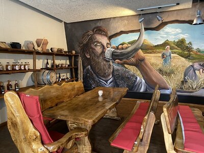 Sehenswert auch die Gestaltung der Gastronomie in der Slawenburg Raddusch. (Foto Landkreis/Weser)  (Bild vergr&ouml;&szlig;ern)