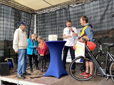 Mit geb&uuml;hrendem Applaus wurde der &auml;lteste Teilnehmer, der 88-j&auml;hrige Klaus Beyer aus Calau bedacht. (Foto Landkreis/Weser)  (Bild vergr&ouml;&szlig;ern)