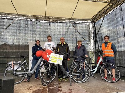 &Uuml;ber die Hauptpreise der Tombola, ein Fahrrad und zwei E-Bikes, freuten sich Andrea Hentschke aus L&uuml;bbenau/Spreewald, Manfred Lehmann aus Ko&szlig;wig und Otto-Karl Hecker aus L&uuml;bbenau/Spreewald. Es gratulierten Landrat Siegurd Heinze (2. von li.) und Tour-Organisator Jens Bergmann (re.). (Foto: Landkreis/Weser)  (Bild vergr&ouml;&szlig;ern)