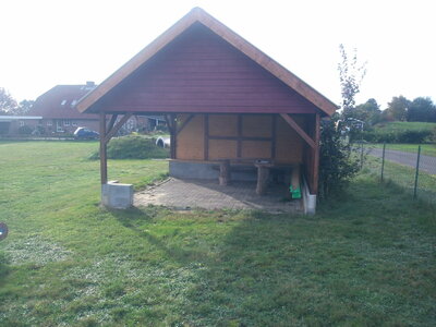 9  Schutzh&uuml;tte mit Tisch und B&auml;nke  (Bild vergr&ouml;&szlig;ern)