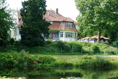 Teich mit Blumeninsel - Hin&uuml;berscher Garten  (Bild vergr&ouml;&szlig;ern)