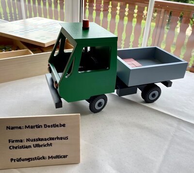 Foto des Albums: Sechs neue Facharbeiter im Holzspielzeugmacherhandwerk