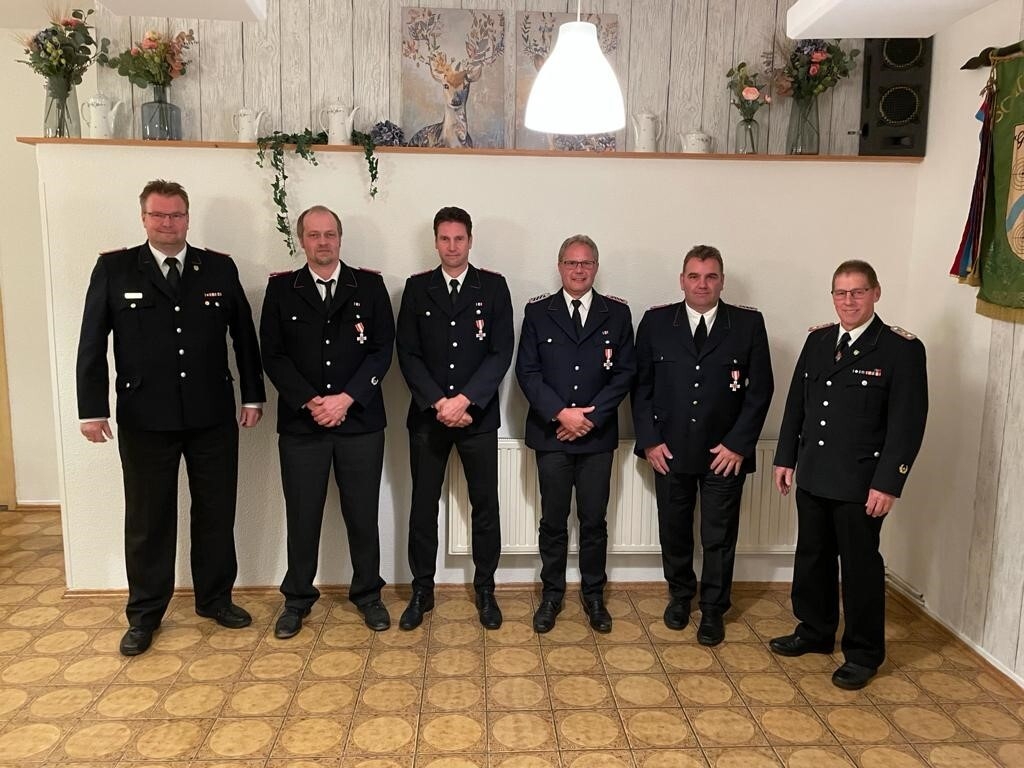 Bild: Auf der JHV Esperstoft am 17.09.21. Auf dem Bild von links nach rechts:1. Amtswehrführer Fridtjof Hansen, LM Arne Petersen, LM Roland Möller, LM Matthias Mees, LM Dirk Fey und Wehrführer Helmut Diederichsen.