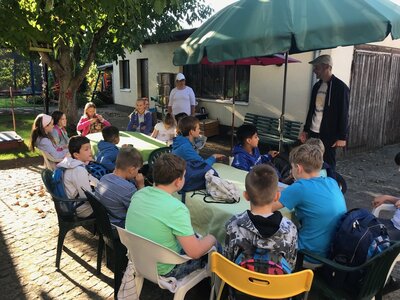 Foto des Albums: Bienenkorb statt Schulbank