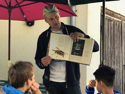 Foto des Albums: Bienenkorb statt Schulbank