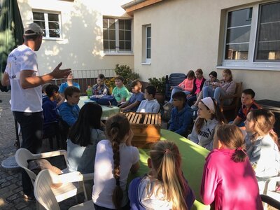Foto des Albums: Bienenkorb statt Schulbank