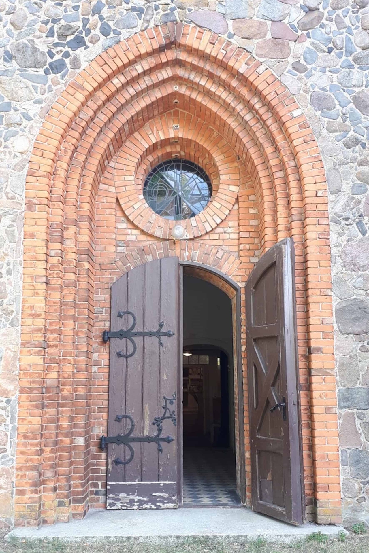 Bild: 6 Kirchenportal Hasenfelde