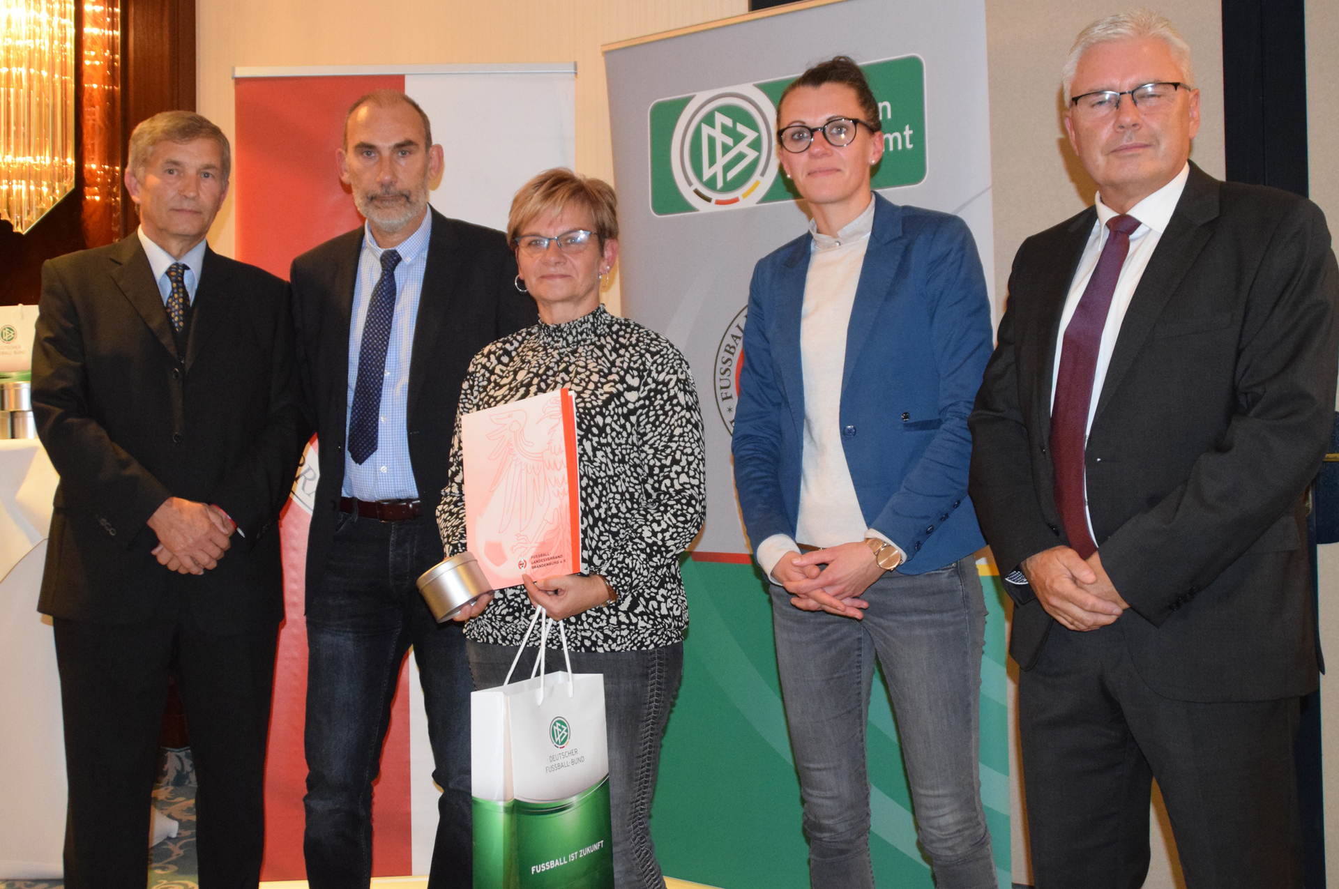 Bild: Mit dem FLB-Ehrenamtpreis wird geehrt Simone Höfert (M.)