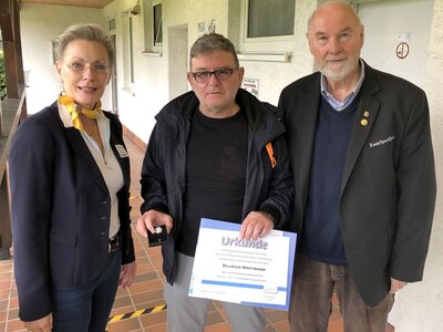Auszeichnung: Ullrich Hoffmann (Mitte) wurde von Gerhard Haupt und Kira Royeck (beide Kreissportbund) die silberne Ehrennadel des Landessportbundes verliehen. 