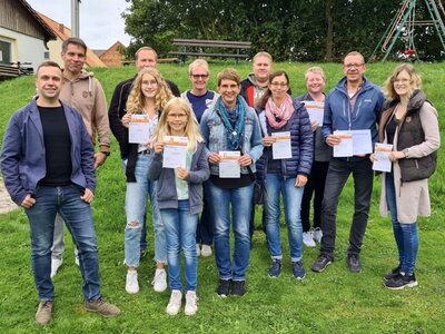 Sportabzeichen: Die Mitglieder des SV Mackensen, die bei der Jahreshauptversammlung ihr Sportabzeichen f&uuml;r das Jahr 2020 bekamen. (von links) Spartenleiter Christian Dreyer, Marco Washausen (Gold), Holger Gottschalk (Silber), Lea Gottschalk (Gold), Mila Gottschalk (Gold), Sabine M&uuml;ller (Gold), Claudia Sch&auml;fer (Silber), Christian Hanisch (Silber), Melanie Hanisch (Silber), Claudia Schmidt (Silber), Burkhard Schmidt (Gold) und Sabrina Ohrmann (Gold). Au&szlig;erdem Gold schafften Micah und Matti Schmidt. 