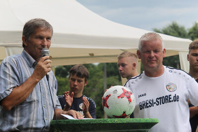 Vorschaubild: Fair-Play-Beauftragter Dieter Dünnbier bei der Übergabe beim FC Deetz, hier mit Vereinspräsident Dennie Rufflett.