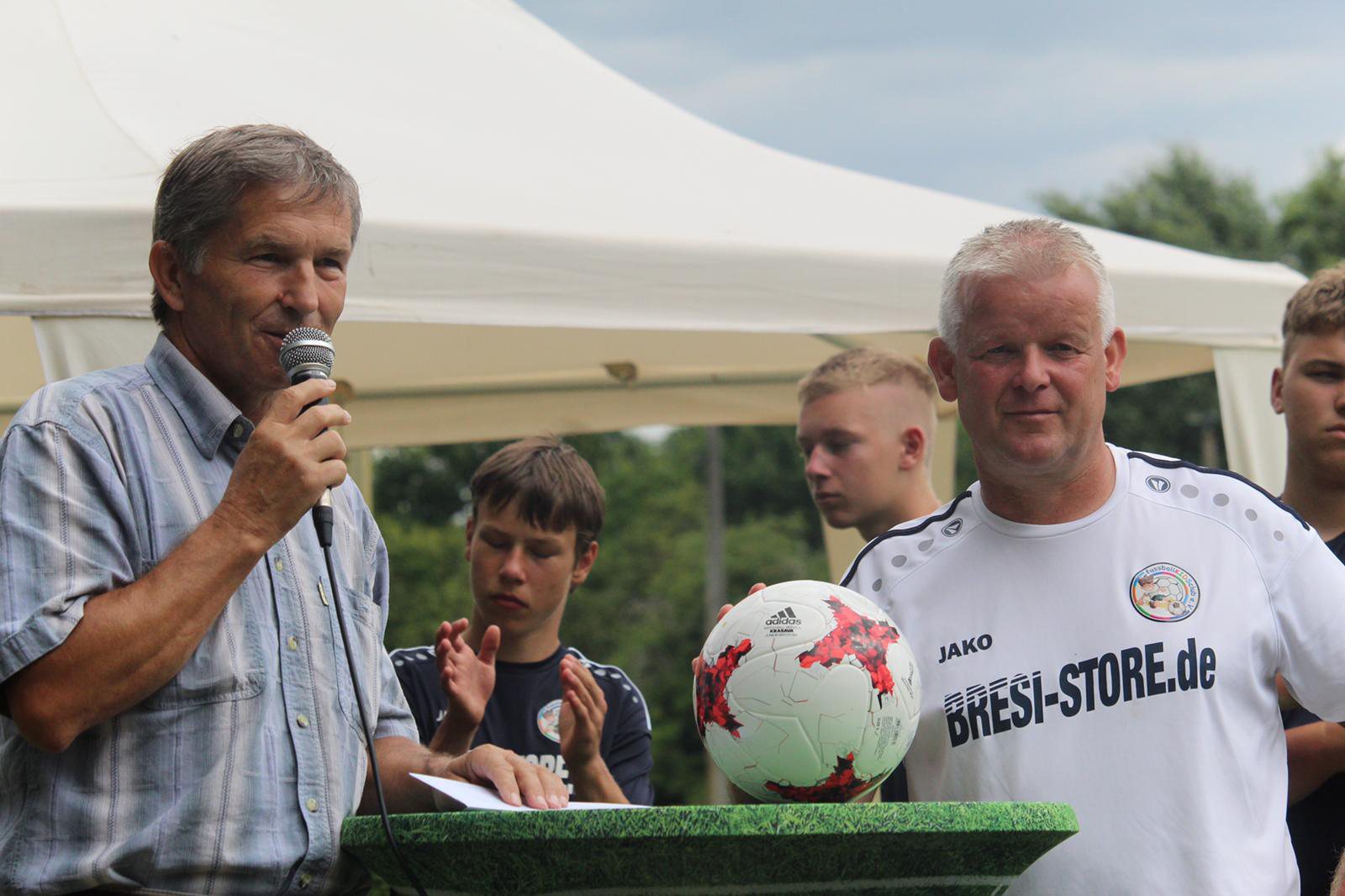 Bild: Fair-Play-Beauftragter Dieter Dünnbier bei der Übergabe beim FC Deetz, hier mit Vereinspräsident Dennie Rufflett.