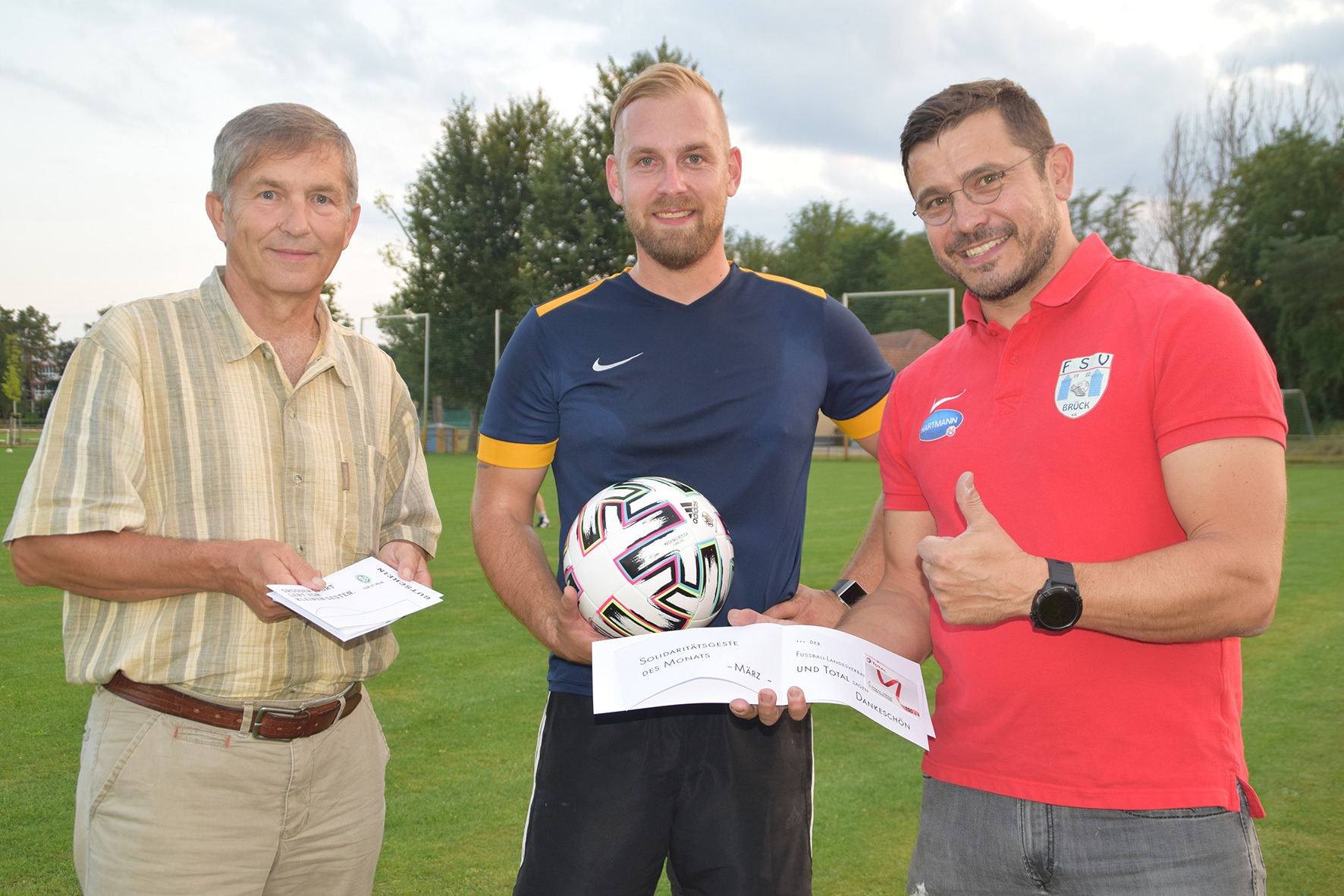 Bild: ... beim FSV Brück 1922 mit Kilometer-Reißer Felix Paul und Präsident Stefan Jaeck.