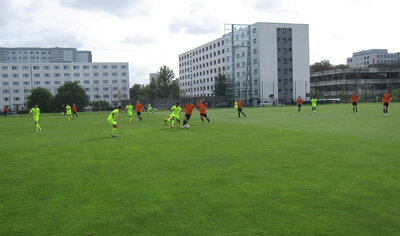 Vorschaubild: Das FLB-Team spielt in orangefarbenen Trikots.