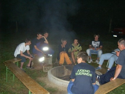 Bild: Gemeinsames Beisammensitzen am Lagerfeuer.