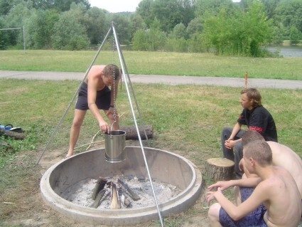 Bild: Mittagessen Kochen über dem Lagerfeuer - Nudeln mit Tomatensauce aus der Büchse.