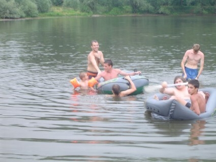 Bild: Alle Mann rein in die Boote!