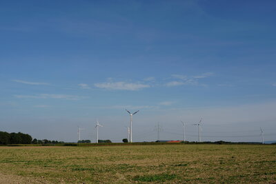 Windr&auml;der bei Riehe  (Bild vergr&ouml;&szlig;ern)
