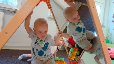 Faszination in der Spiegelpyramide. Aus den unterschiedlichsten Blickwinkeln beobachten die Kinder ihre Bewegungen und ihre Umwelt im Spiegelbild. 