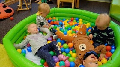 Sensomotorische Erfahrungen im B&auml;llebad 