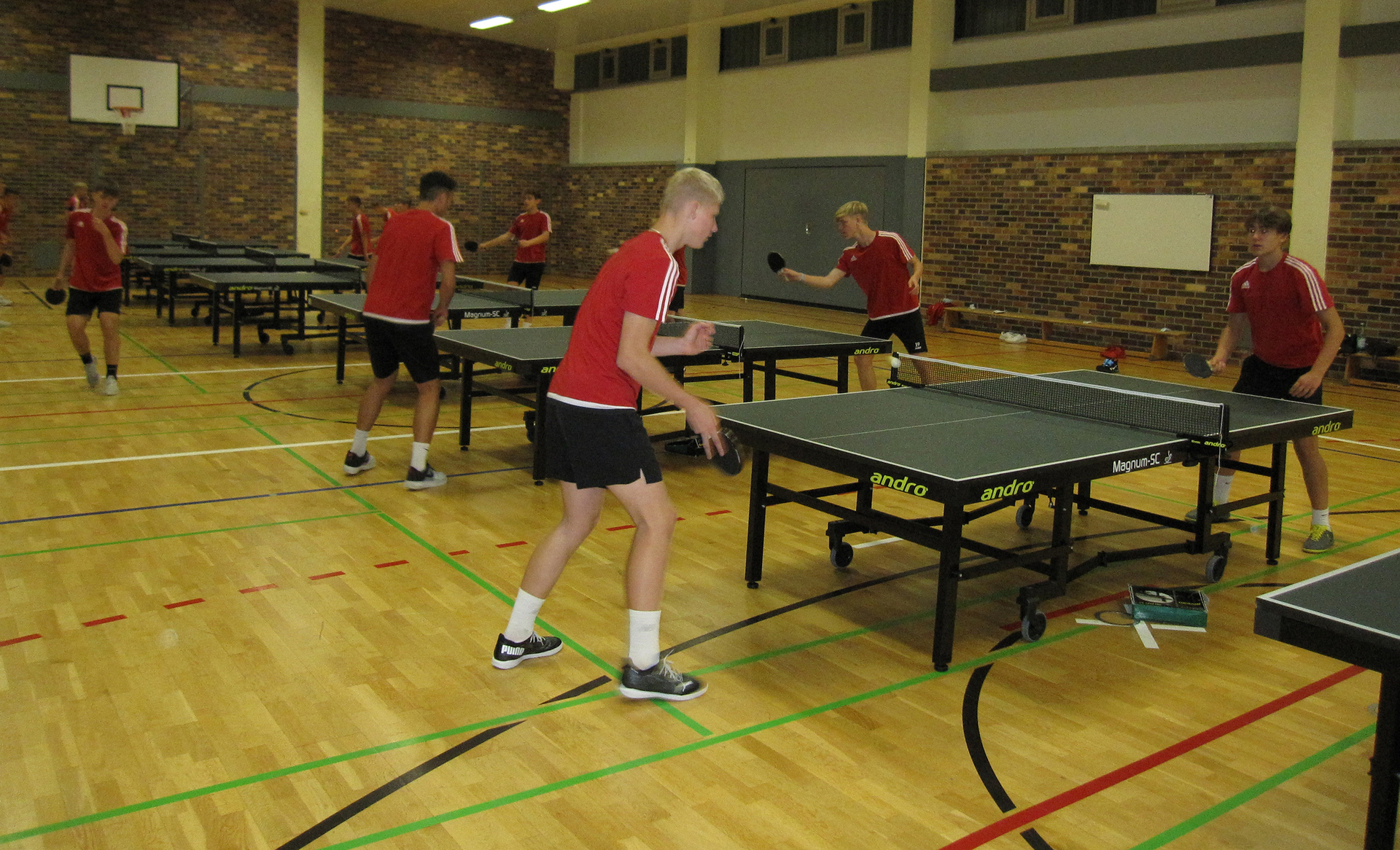 Bild: Tischtennis am Abend.