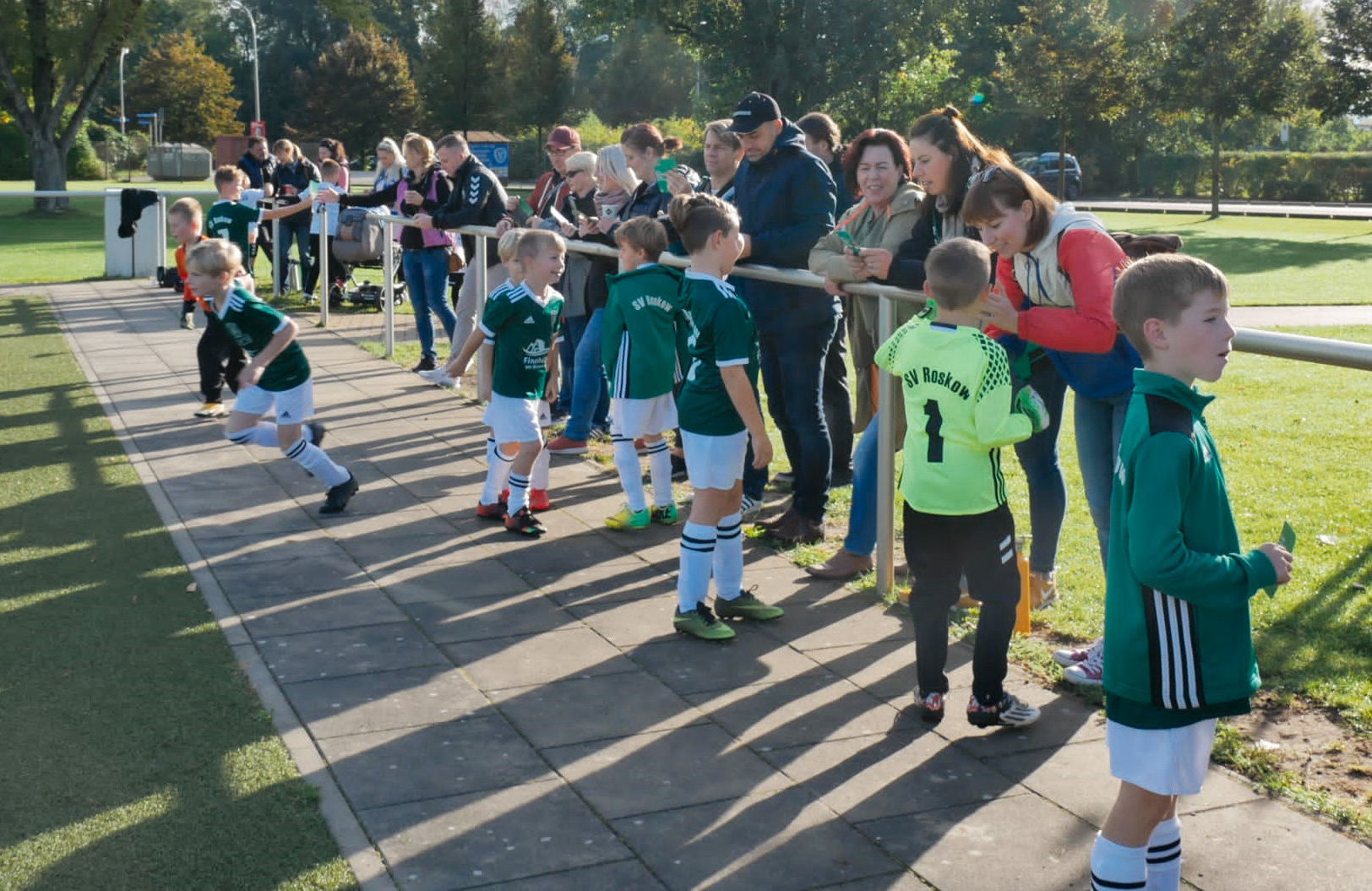 Bild: Bei der Partie Borussia Brandenburg : SV Roskow überbringen die Kinder