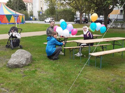 Vorschaubild: Fleißige Helfer*innen beim Dekorieren des Parkes mit Luftballons