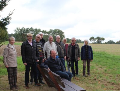 Von links: Sieglinde Wannemacher, Timo Muchow (Wirtschaftsf&ouml;rderer Stadt Barsinghausen),Peter Wannemacher, Uwe Hormann, sitzend B&uuml;rgermeister Henning Sch&uuml;nhof, G&uuml;nter H&ouml;ppner, Karl-Heinz Pfennig, Ilse Kalkbrenner, Heinrich M&ouml;bius, Doris Hormann  (Bild vergr&ouml;&szlig;ern)