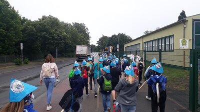 Steckenpferdreiten 1  (Bild vergr&ouml;&szlig;ern)