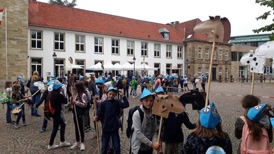 Steckenpferdreiten 4  (Bild vergr&ouml;&szlig;ern)